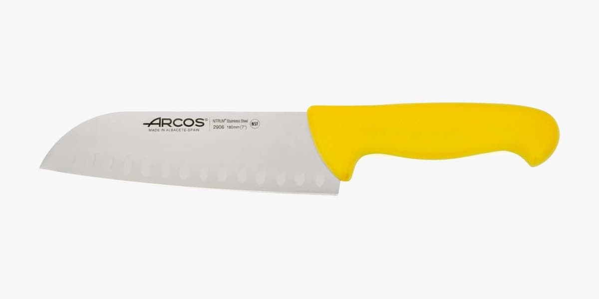Arcos Serie 2900 - Cuchillo Santoku con Alveolos - Hoja de Acero Inoxidable Nitrum de 180 mm - Mango inyectado en Polipropileno Color Rojo — view 29