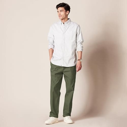 Amazon Essentials Men's Classic-Fit Wrinkle-Resistant Pleated Chino Pant, Olive, 40W x 30L — view 4