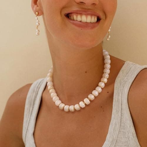HolidayQbee Beaded necklace for Women Boho Bead Chunky Necklace Big White Bead Necklace Fashion Trendy Summer White Resin Beaded Necklaces Jewelry Gifts — view 4
