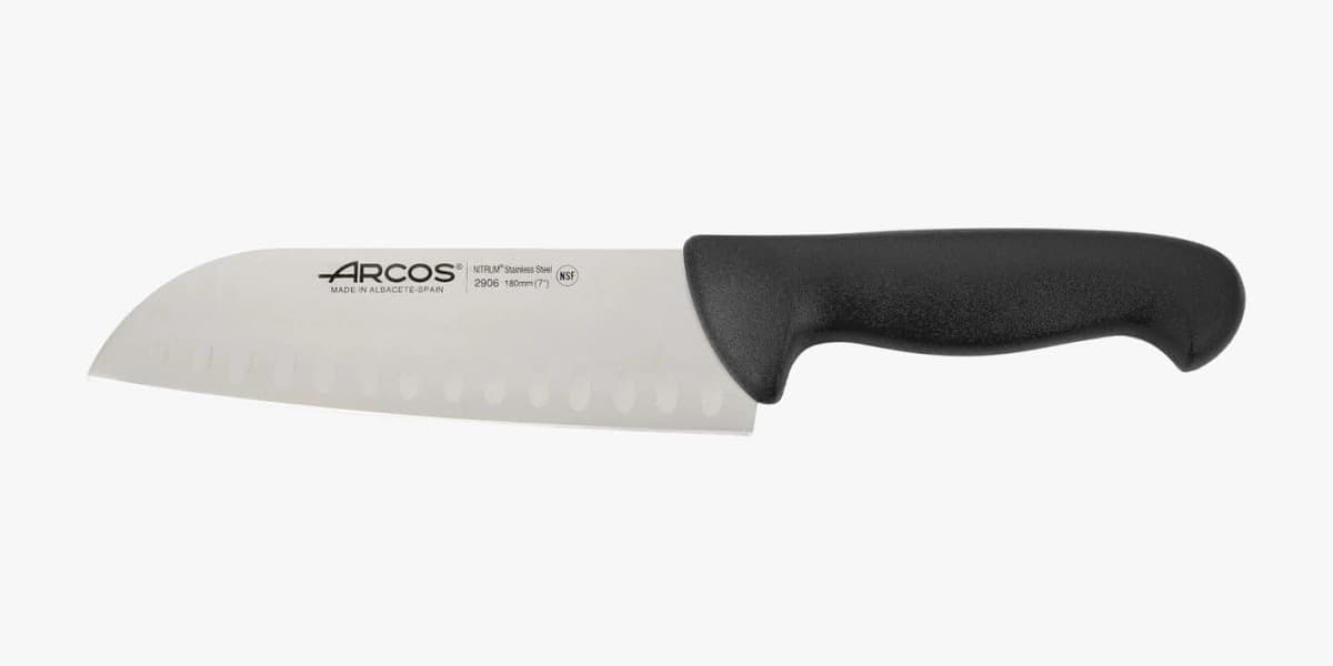 Arcos Serie 2900 - Cuchillo Santoku con Alveolos - Hoja de Acero Inoxidable Nitrum de 180 mm - Mango inyectado en Polipropileno Color Rojo — view 10
