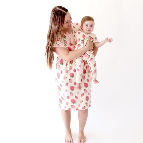 Parade Organic Signature Print '2-Way' Zip Romper - Short Sleeve Strawberries 12-18 Months — view 2