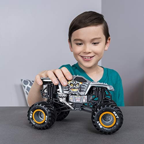 Monster Jam Official Max D Monster Truck, Die-Cast Vehicle 1:24 Scale — view 2