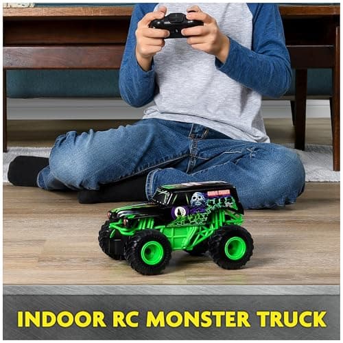 Monster Jam , Official Grave Digger Remote Control Monster Truck Toy, 1:24 Scale, 2.4 GHz, for Ages 4 and Up — view 4