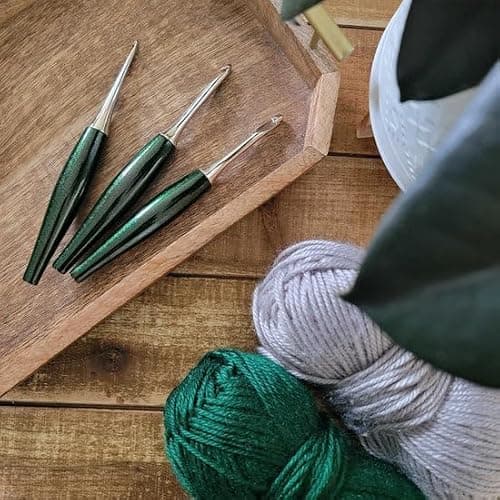 Furls Crochet Hook, Odyssey Emerald Green, Nickel Plated Tip for Effortless Glide, Ergonomic Handle Crochet Hooks 7" (G+) 4.50MM — view 2