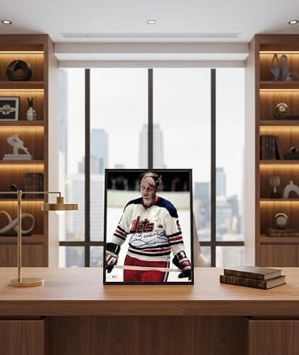 Bobby Hull Autographed Winnipeg 8" x 10" Bloody Photo – Rare Signed Hockey Collectible (10" x 8") — view 3