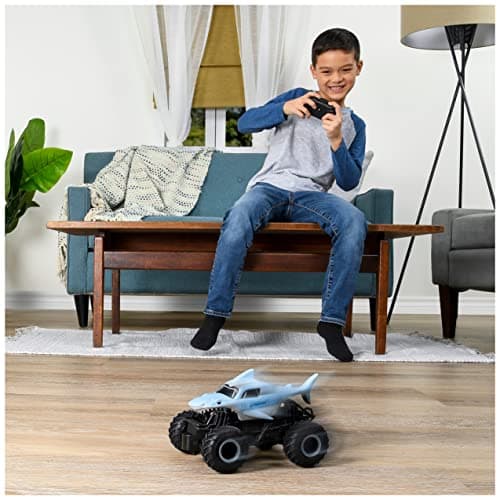 Monster Jam, Official Megalodon Remote Control Monster Truck, 1:24 Scale, 2.4 GHz, for Ages 4 and Up — view 2