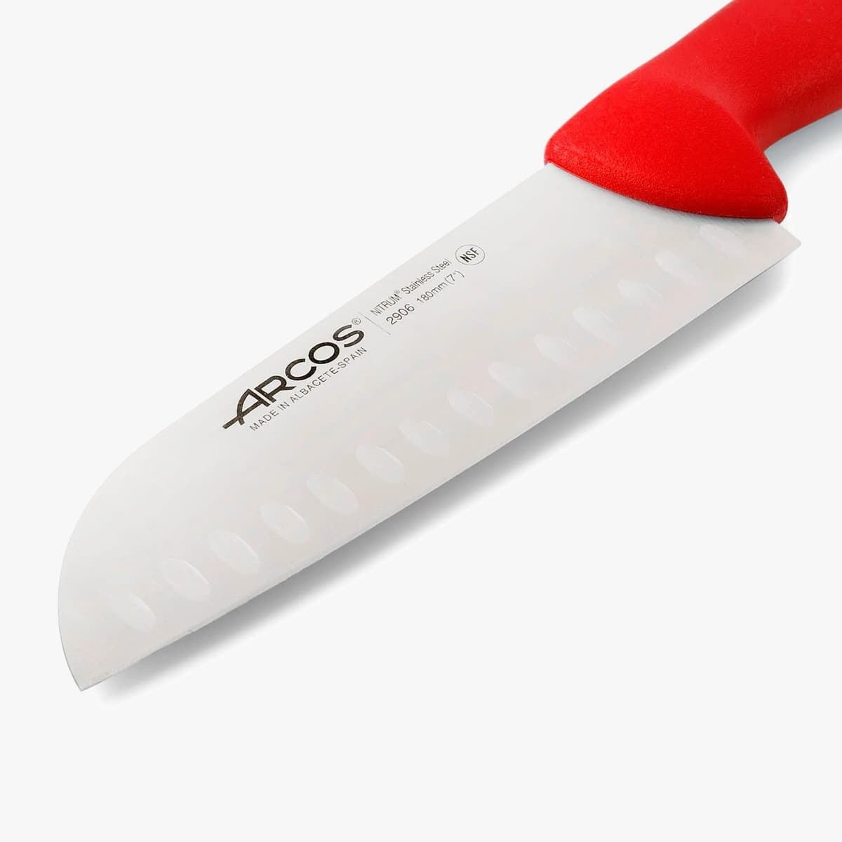 Arcos Serie 2900 - Cuchillo Santoku con Alveolos - Hoja de Acero Inoxidable Nitrum de 180 mm - Mango inyectado en Polipropileno Color Rojo — view 3