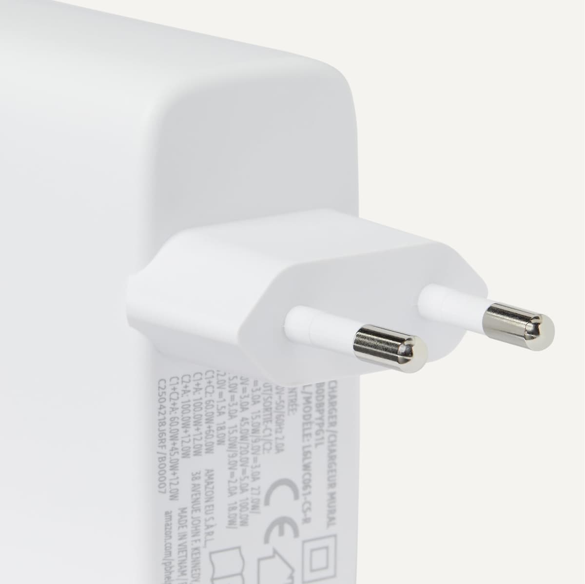 Amazon Basics Cargador de Pared USB-C Nano GaN de Carga Rápida, 120W y 3 Puertos para Ordenadores Portátiles, Tablets y Teléfonos, Blanco — view 3