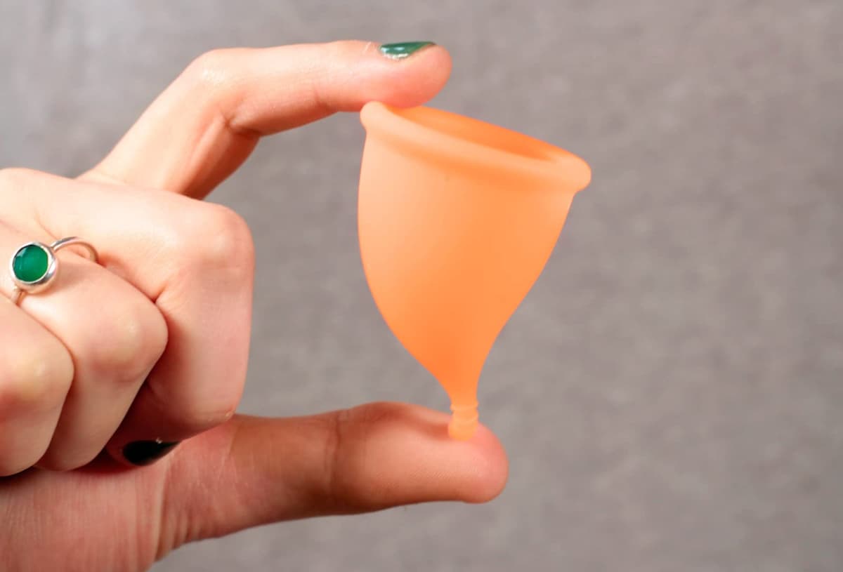 Copa Menstrual Anatómica Más Cómoda, Más flexible Para Mujeres con Sensibilidad Vaginal - Reutilizable con Vaso Esterilizador Plegable para Microondas (L con esterilizador) — view 4