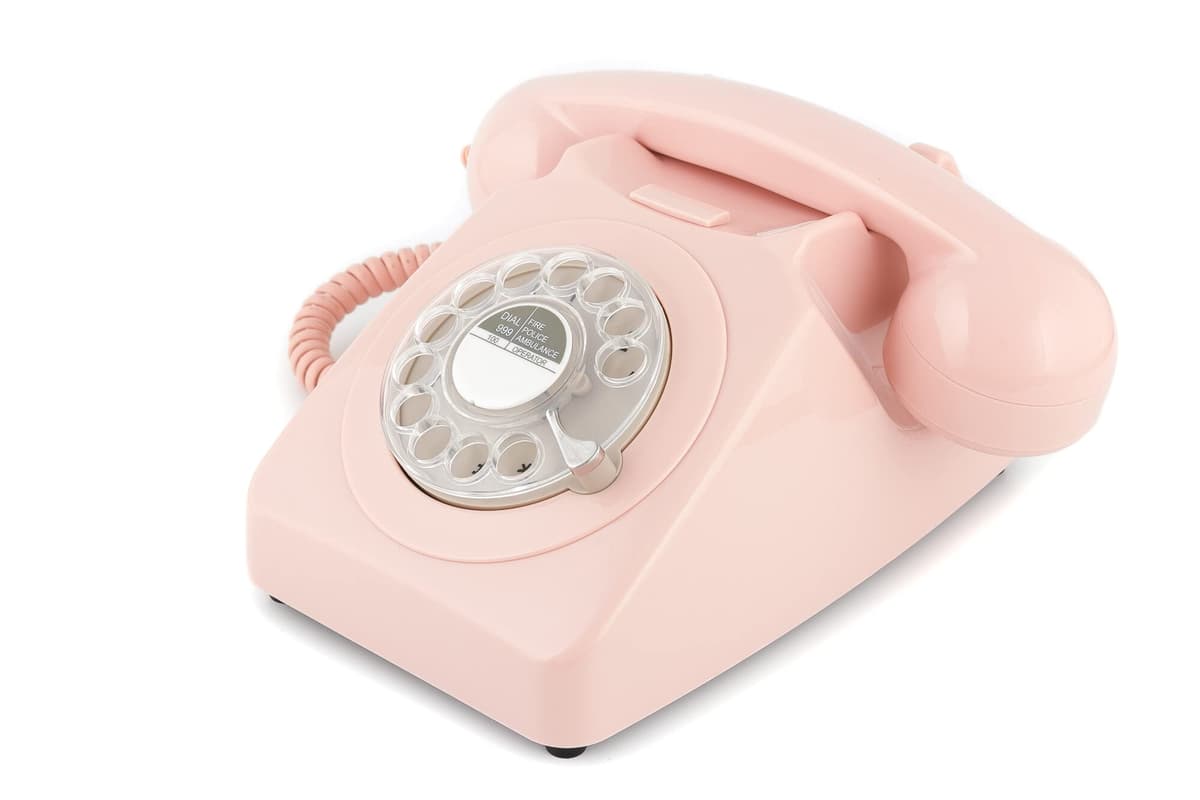 GPO 746 Teléfono fijo de disco con estilo retro de los años 70, cable en espiral y timbre auténtico - Rosa clavel — view 4