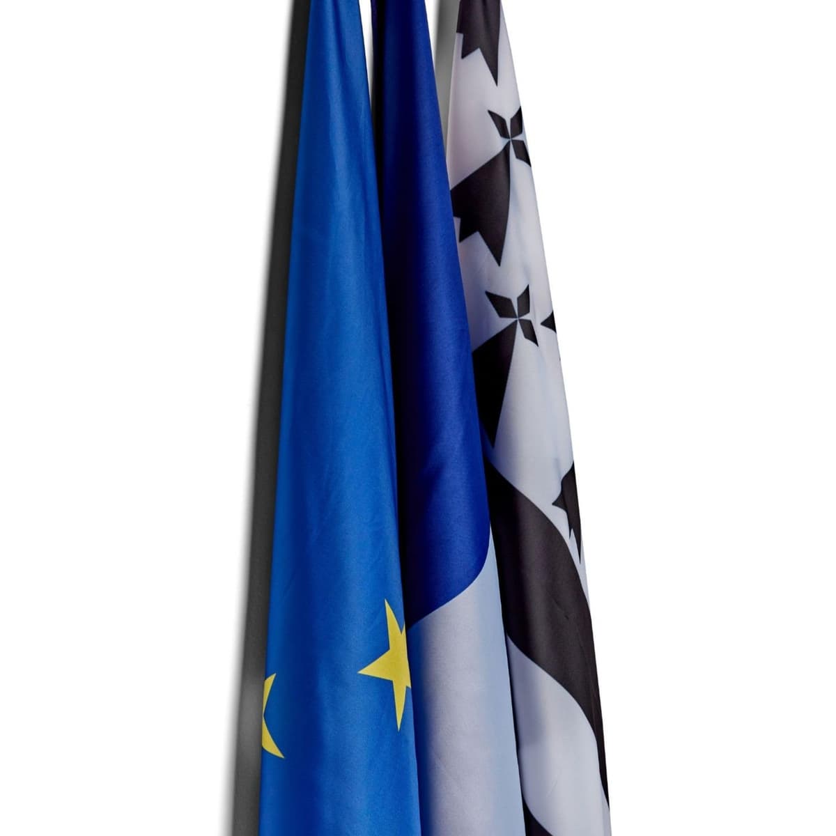 Runesol Cornwall Flag - 91x152cm, 3ft x 5ft, Cornish Flag, 4 Grommets, Eyelet in Every Corner, Premium Quality, Inside & Outside Use, Vivid Colours — view 1172