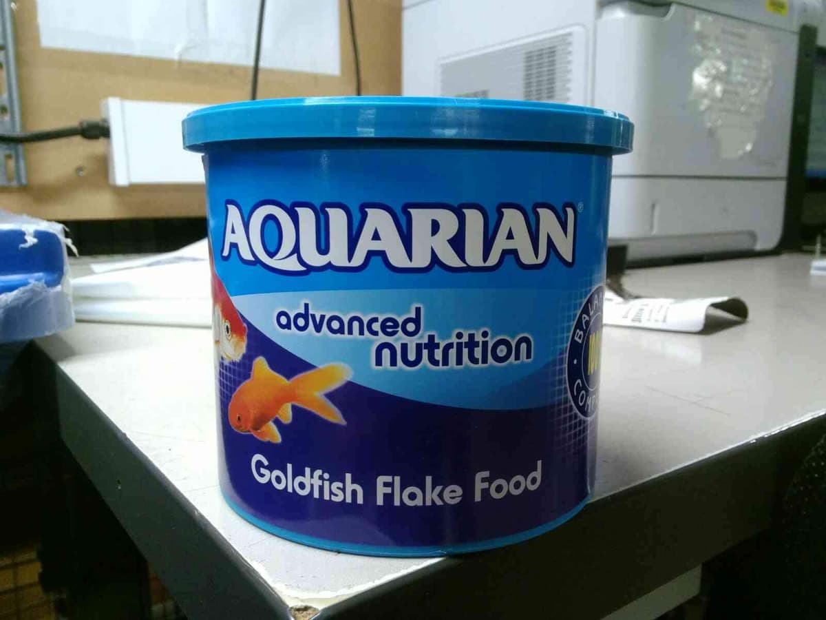 AQUARIAN Complete Nutrition, Aquarium Goldfish Food, Flakes Also Suitable for Small Pond Fish, 200 g Container — view 2
