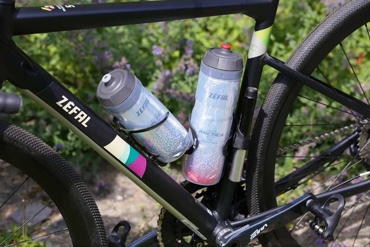 ZEFAL Pack Arctica 75 - Lote de 2 bidones 750 ml para bicicleta, botella de bicicleta isotérmica - Inodoro e impermeable, botella deportiva sin BPA - Plata/Negro, 2 x 750ml — view 2