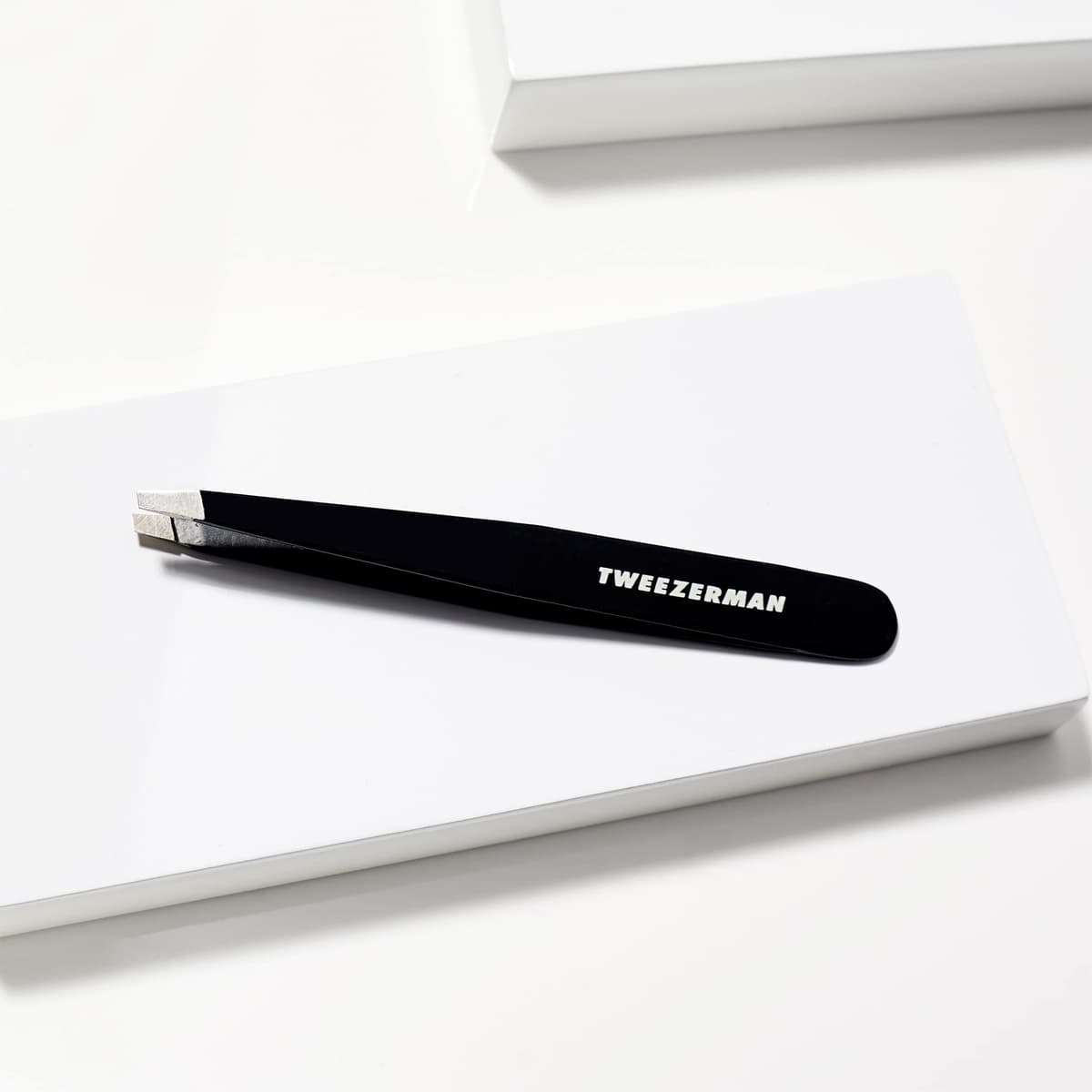 TWEEZERMAN Pinza (puntas de precisión inclinadas afiladas a mano, calidad profesional, ergonómica, para cejas, acero inoxidable) — view 3