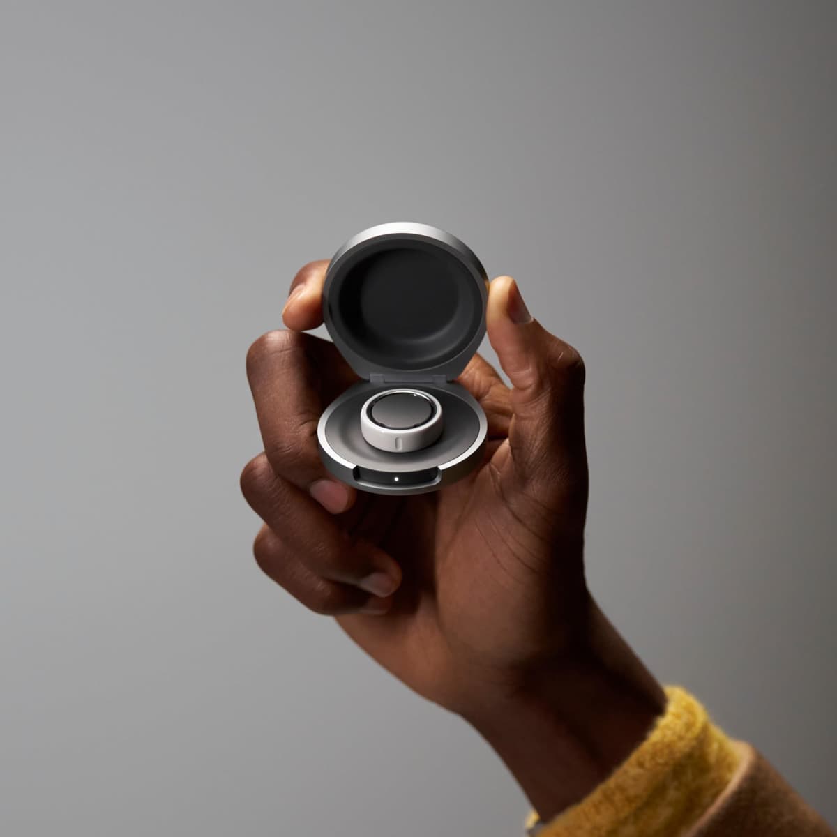 Oura Ring 4 Charging Case (USB-C Cable not included) - Dark Grey - Size 8 - Holds up to 5 charges / 1 month charge capacity, Recharge within 90 minutes — view 6