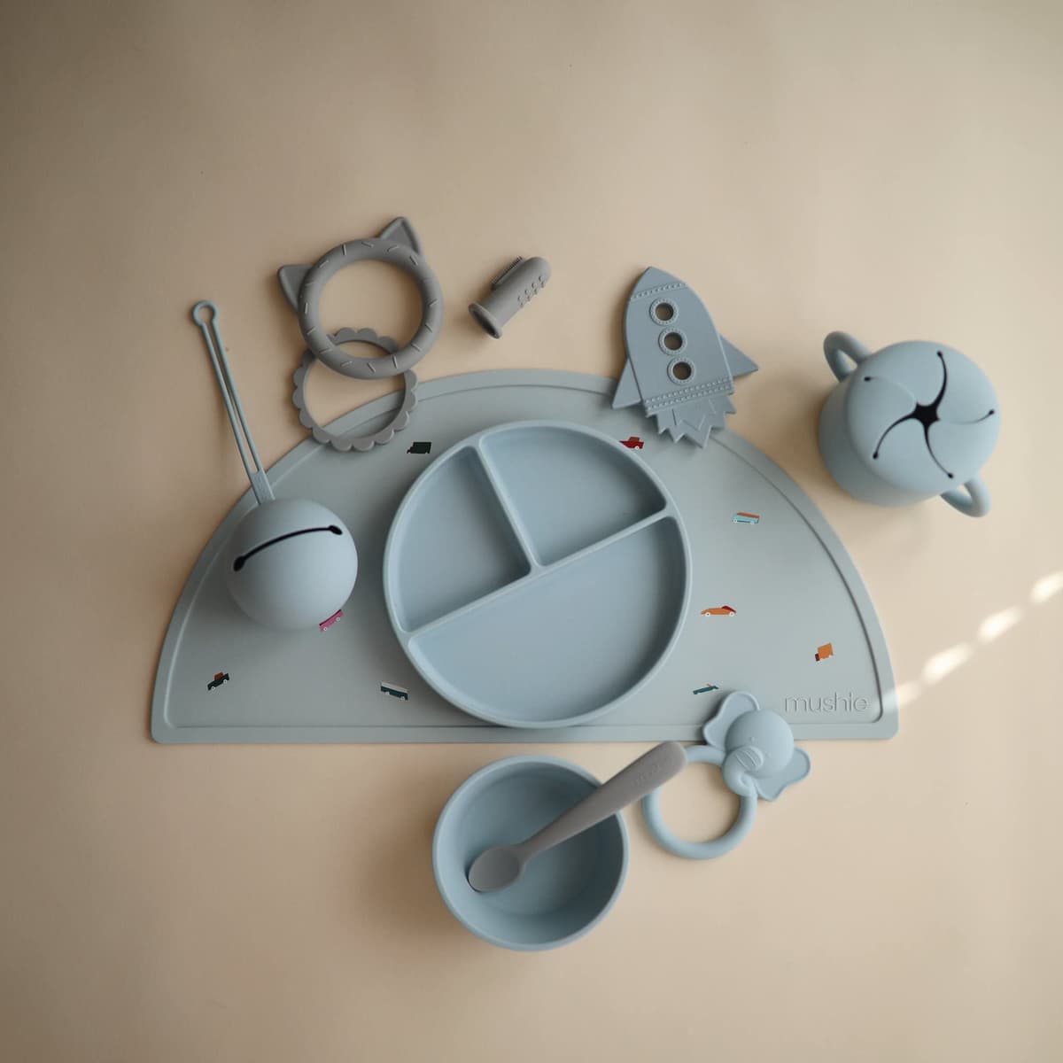 mushie Platos de Silicona para Niños | con Ventosa Antideslizante | Accesorios de Aprendizaje para Bebés y Niños Pequeños | Sin BPA | Resistente al Lavavajillas y al Microondas | Powder Blue — view 5