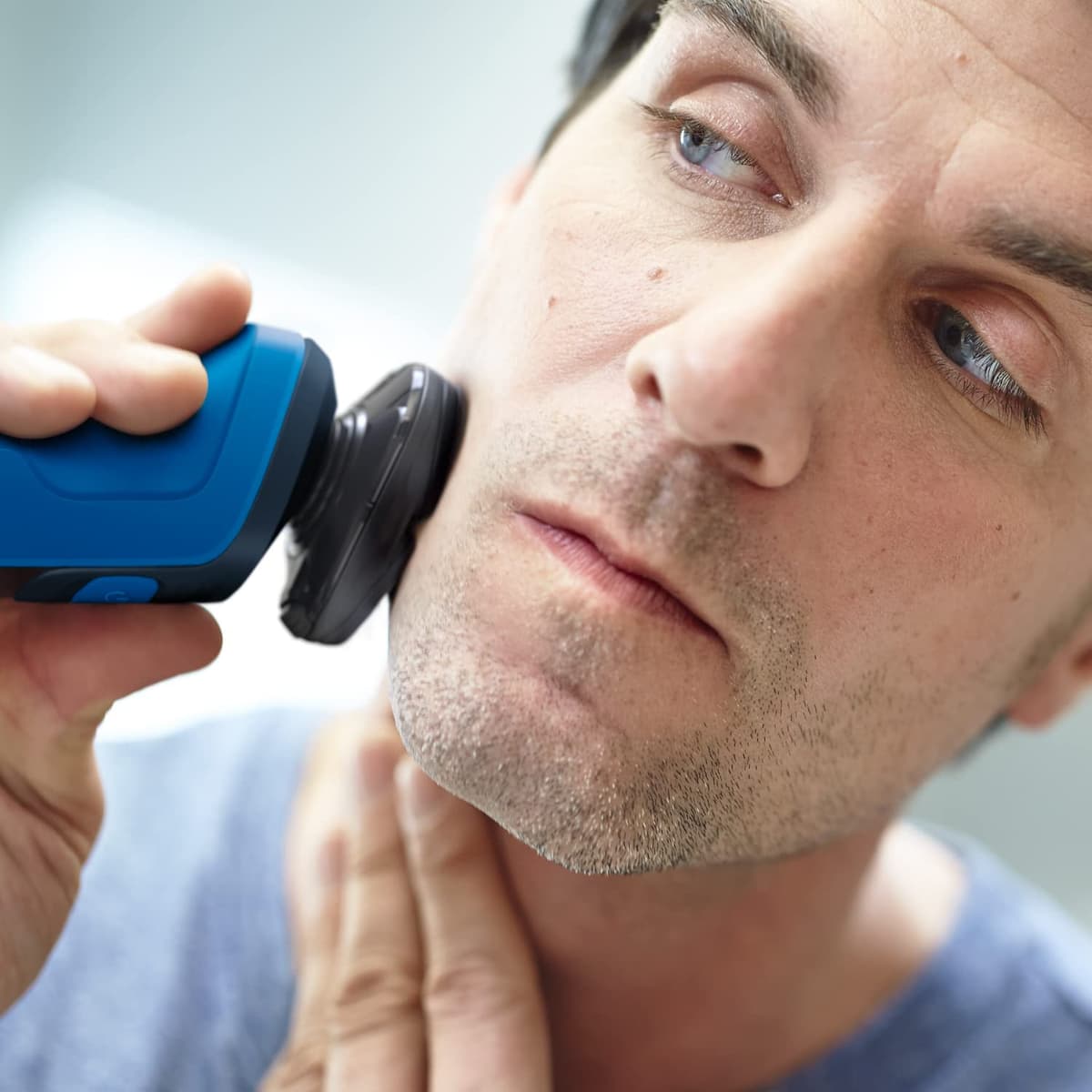 Philips Serie 5000 Afeitadora Eléctrica Hombre, Máquina de Afeitar Barba con recortadora, 27 cuchillas, Cabezal flexible 360º, 50min de uso, En Seco y Húmedo, Recargable, Funda, S5466/18, Azul Negro — view 3