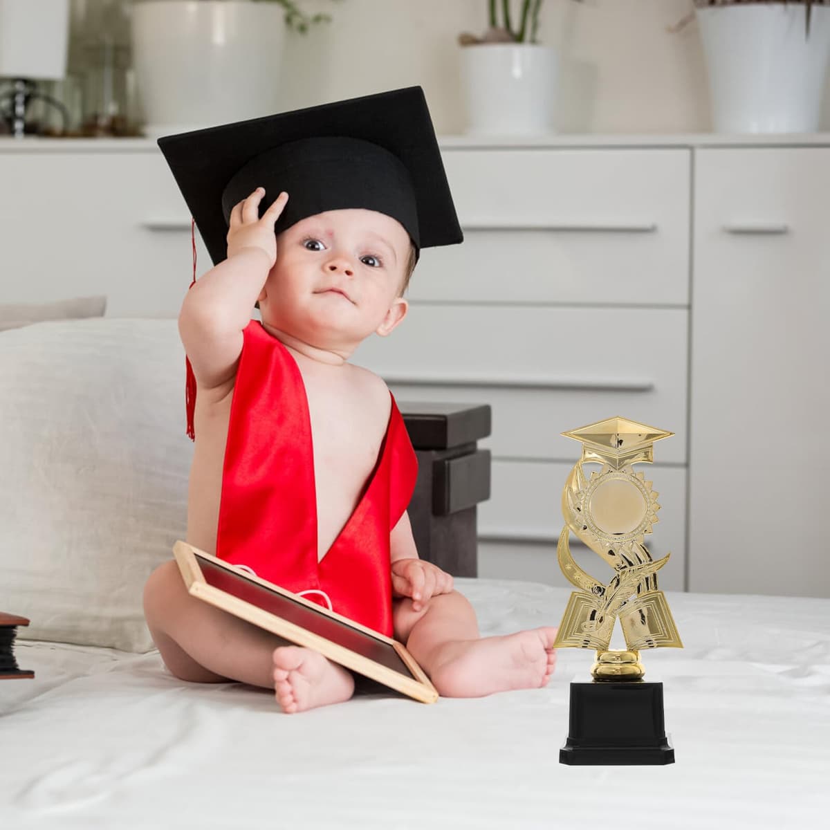 UKCOCO Trofeo de Graduación Infantil Pequeño de Plástico, Modelo de Birrete de 22,5 Cm, Premio para Adecuado para Fiestas Escolares y Decoración de Graduación — view 4