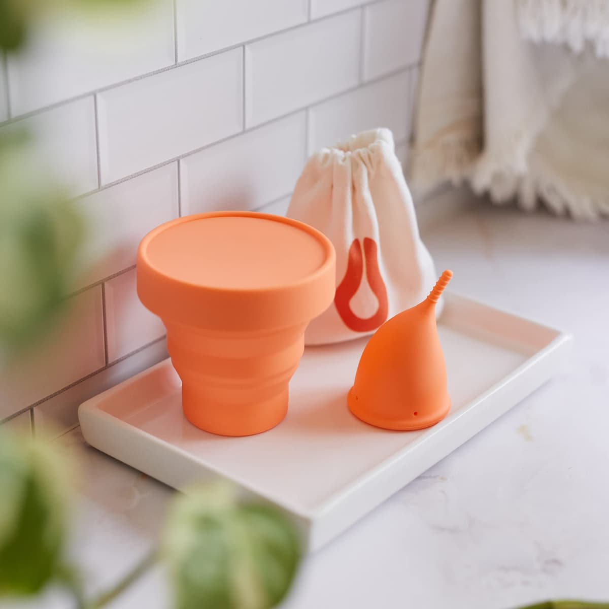 Copa Menstrual Anatómica Más Cómoda, Más flexible Para Mujeres con Sensibilidad Vaginal - Reutilizable con Vaso Esterilizador Plegable para Microondas (L con esterilizador) — view 5