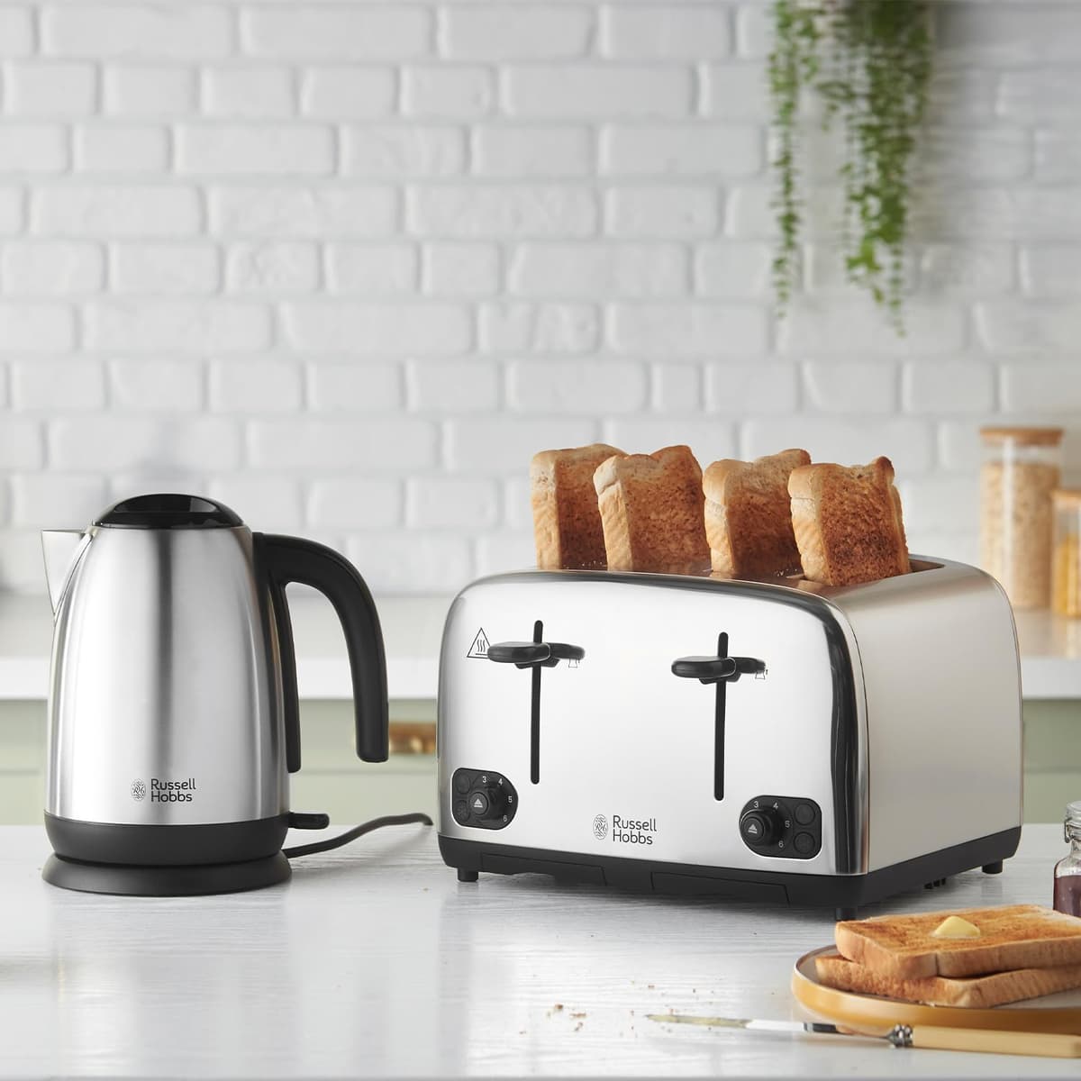 Russell Hobbs 4 Slice Toaster with Perfect Toast Technology for improved evenness (Wide slots, Lift & look feature, 6 Browning levels, Frozen & Cancel function, 1700W, Brushed & Stainless Steel) 24090 — view 3
