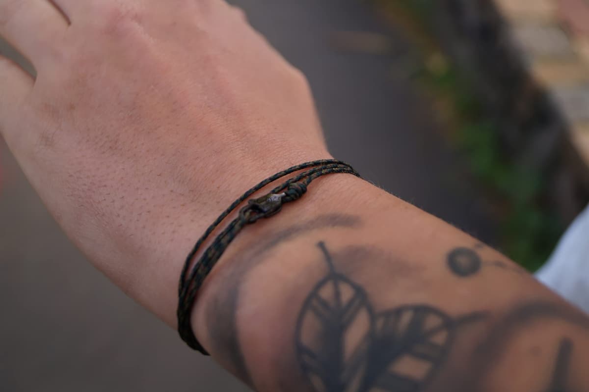 Made by Nami Pulsera Fina para Hombres y Mujeres con Cierre de Mosquetón Hecha a Mano - Joyería Marítima para Surfistas - Pulsera de Tela Minimalista - 100% Impermeable y Ajustable (Camuflaje Negro) — view 3