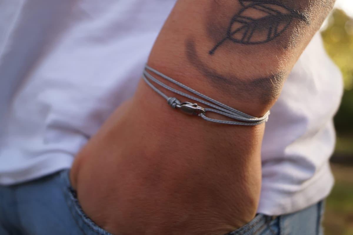 Made by Nami Pulsera Fina para Hombres y Mujeres con Cierre de Mosquetón Hecha a Mano - Joyería Marítima para Surfistas - Pulsera de Tela Minimalista - 100% Impermeable y Ajustable (Gris Plata) — view 2
