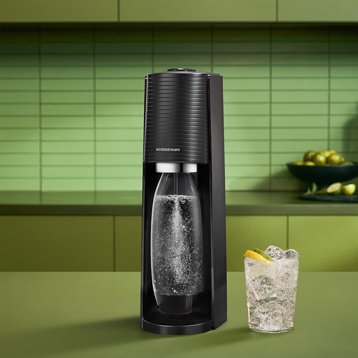 SodaStream Terra Pack - Máquina Gasificadora de Agua Color Negro, Incluye 1 Botella Fuse de 1L 2 Botellas Fuse de 0,5L y 1 Cilindro de Gas Color Rosa, Para Preparar Hasta 60L de Agua con Gas — view 3