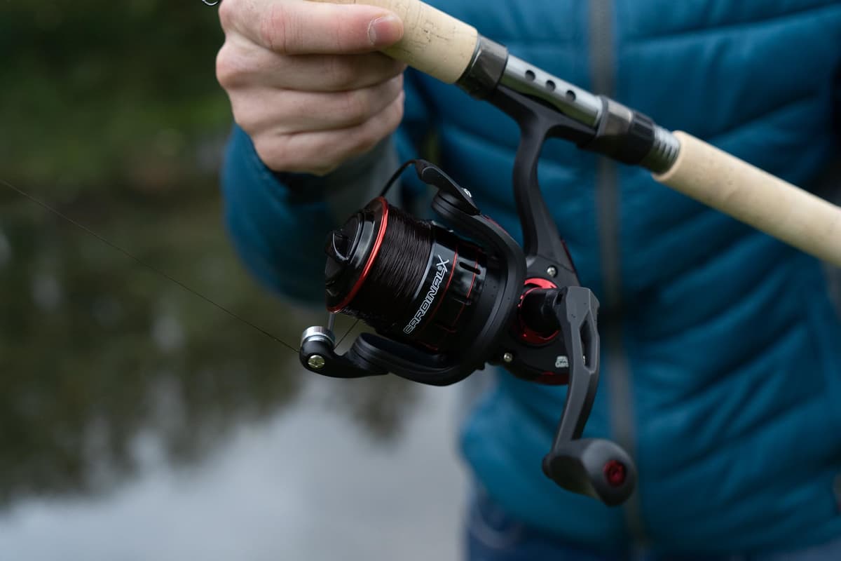 Abu Garcia Cardinal X - Carrete Giratorio Completo, Carrete de Agua Dulce para Pesca de señuelo depredador, Trucha, Perca, Lucio, salmón, Robusto y Ligero, Aluminio Negro y Rojo, Varios tamaños — view 6