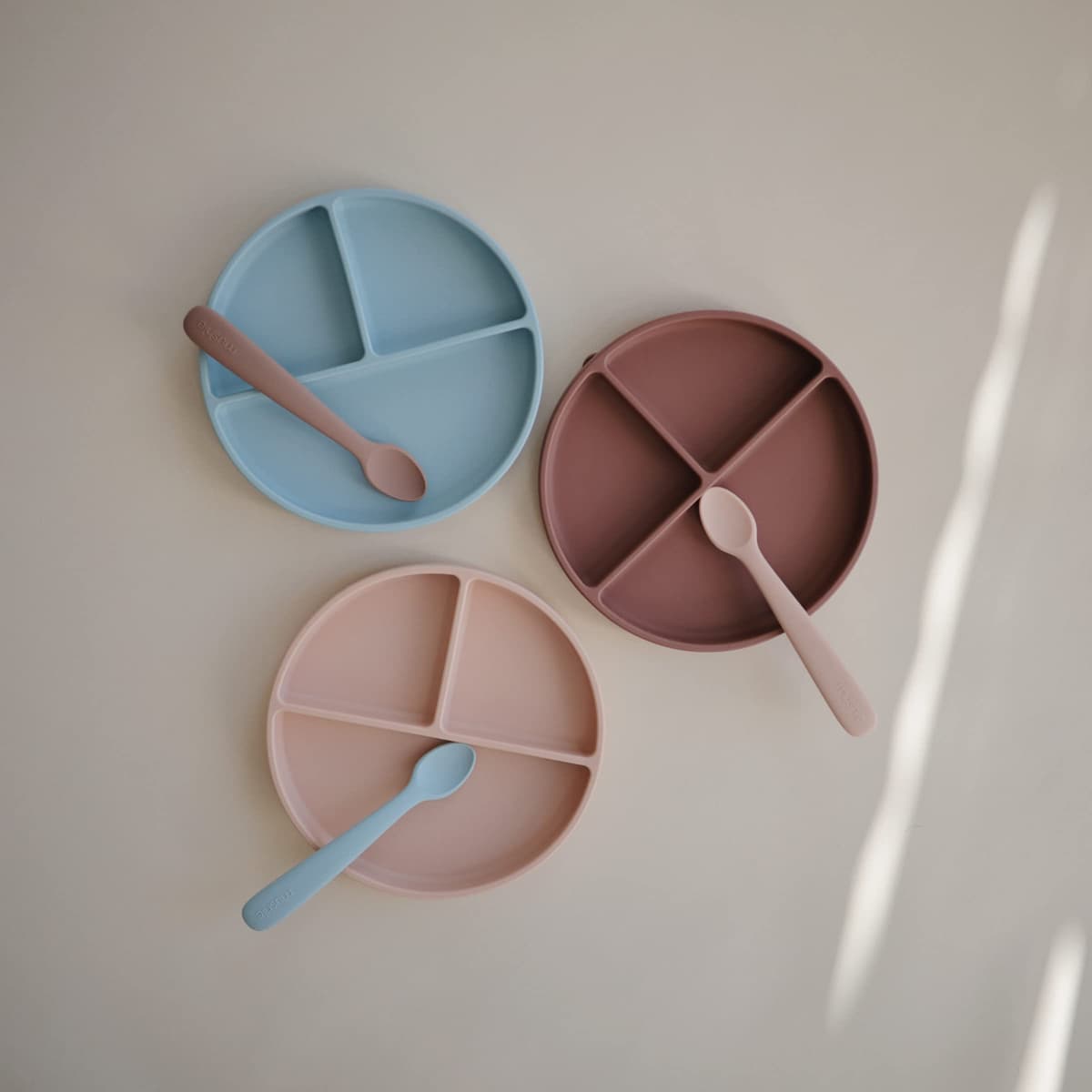 mushie Platos de Silicona para Niños | con Ventosa Antideslizante | Accesorios de Aprendizaje para Bebés y Niños Pequeños | Sin BPA | Resistente al Lavavajillas y al Microondas | Powder Blue — view 3