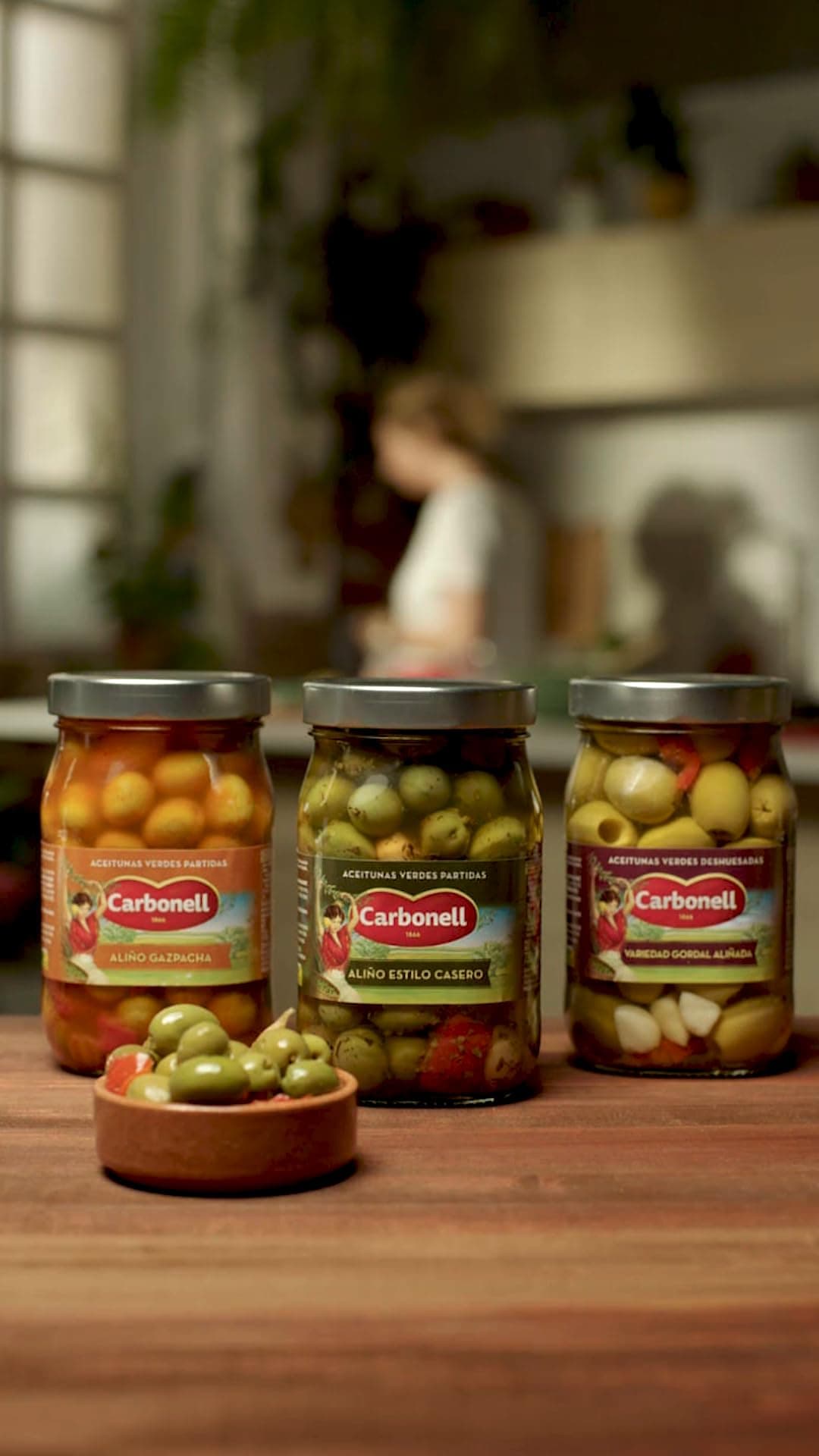 Carbonell - Aceitunas Verdes Partidas con Hueso, Estilo Gazpacha, Variedad Manzanilla, con Vegetales, Aliño de Ajo y Vinagre, con Guindilla y Pimentón Rojo, para un Toque Picante - 450 g — view 2