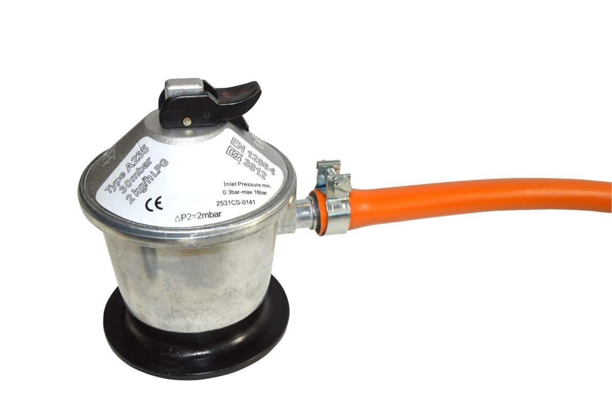 S&M 321771 - Kit completo butano: Regulador de gas butano + Tubo Goma 1,5 metros + 2 abrazaderas de seguridad | Homologado para España | Apto para cocinas, estufas, calderas y barbacoas — view 4