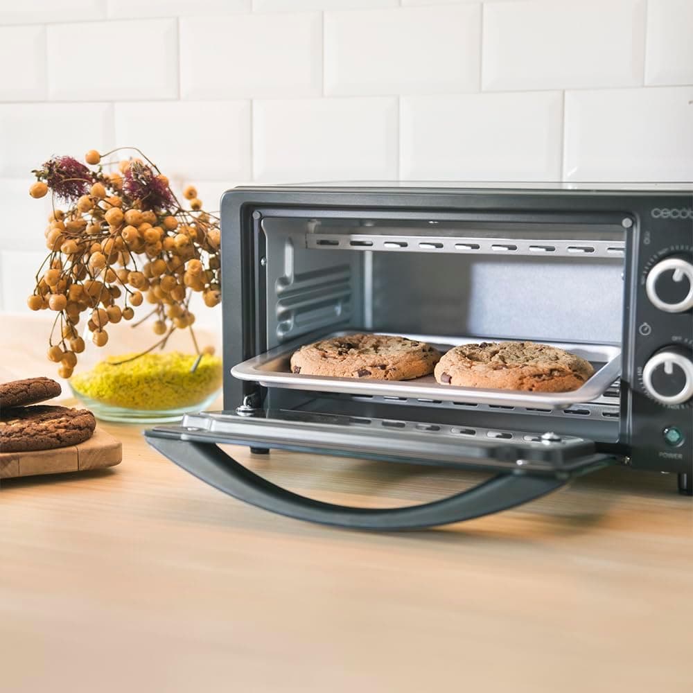 Cecotec Horno de sobremesa Bake&Toast 1090 Black, 10 L, 1000 W, Temporizador 60min, Temperatura regulable hasta 230ºC, bandeja para hornear, parrilla y una asa con pinzas — view 4
