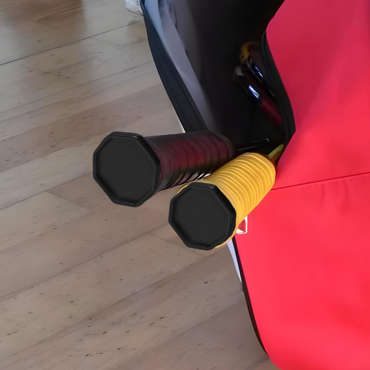 ROMISBABA Tapones para Mango de Raqueta de Bádminton y Tenis Cubierta Plástica Negra Nº2 Juego de 2 Piezas Protector Ajuste Seguro para Entrenamiento y Competición — view 5