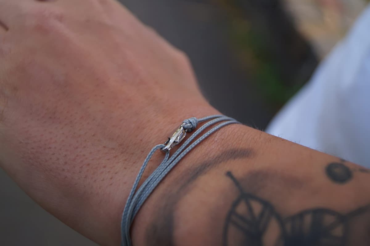 Made by Nami Pulsera Fina para Hombres y Mujeres con Cierre de Mosquetón Hecha a Mano - Joyería Marítima para Surfistas - Pulsera de Tela Minimalista - 100% Impermeable y Ajustable (Gris Plata) — view 3