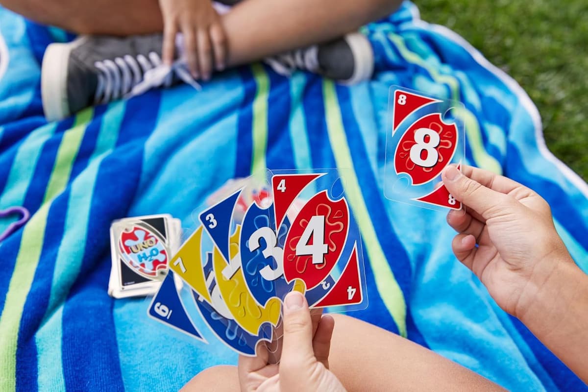 Mattel Games UNO H20 to GO, water resistant cards game, to take to the beach and to snow holidays, extra durable 108 cards, ages +7, P1703 — view 5