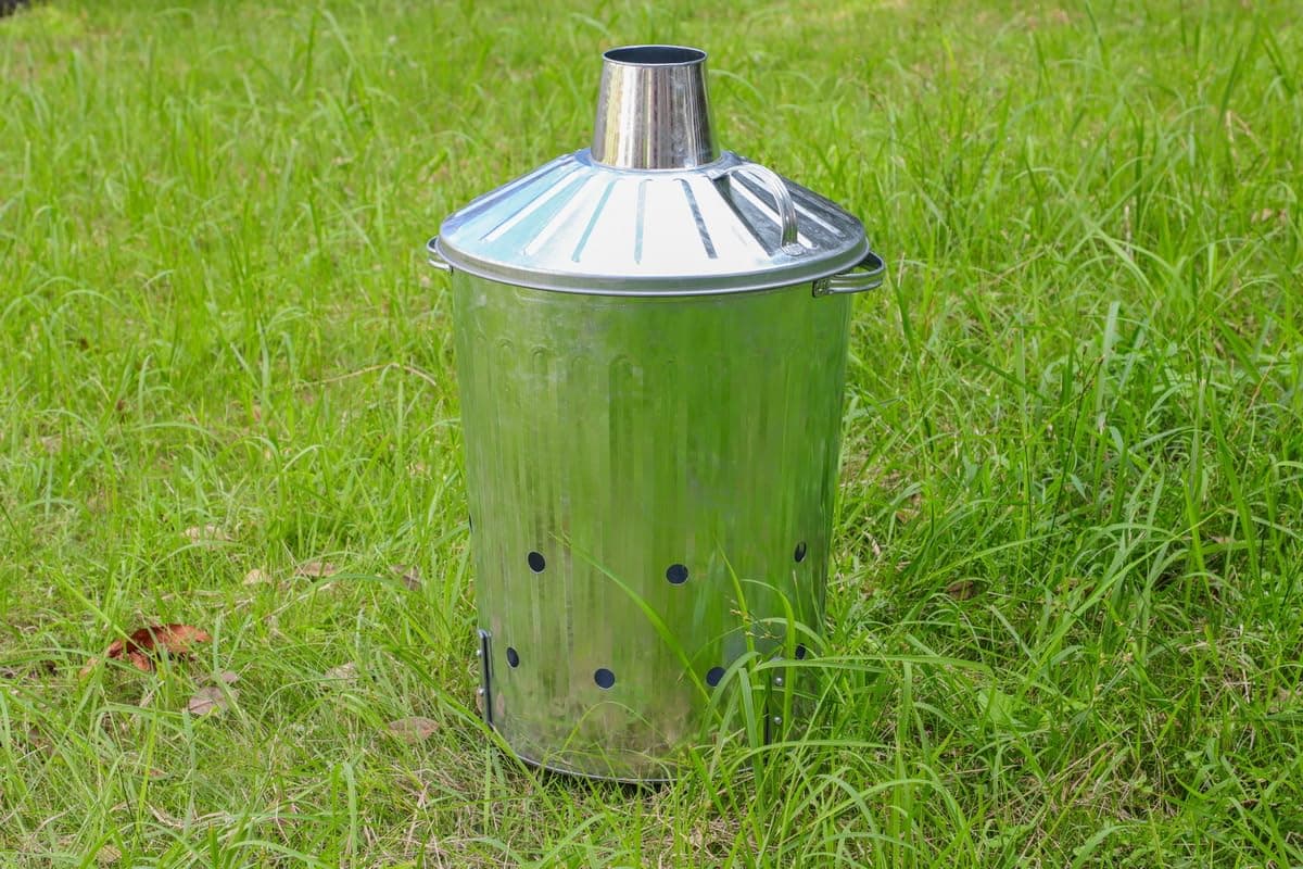 CrazyGadget® Small Medium Large Extra Large Galvanised Metal Incinerator Fire Burning Bin with Special Locking Lid (60 Litre) — view 5