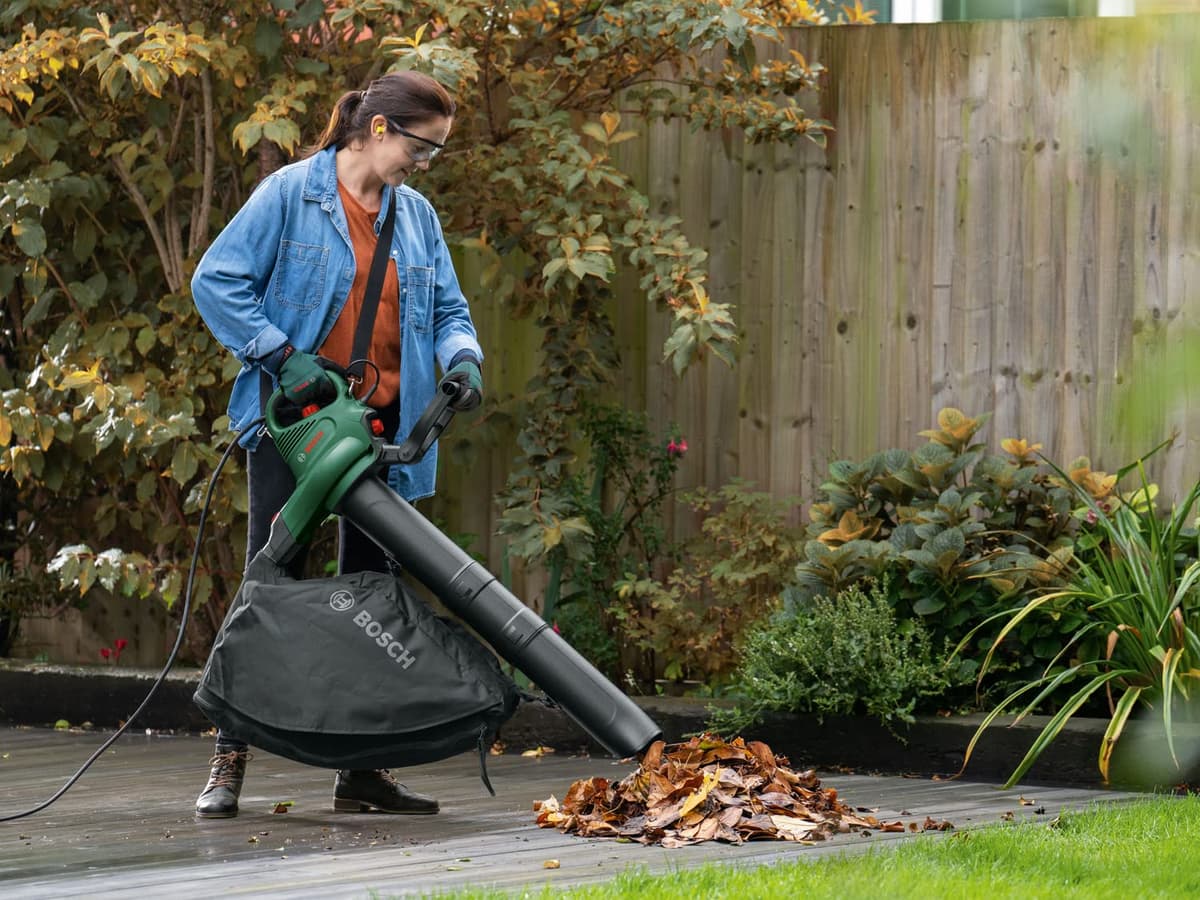 Bosch Electric Leaf Blower and Vacuum UniversalGardenTidy 3000 (3000 W, collection bag 50 l,variable speed,for blowing, vacuuming shredding leaves, Weight: 4.7 kg, in carton packaging) — view 2
