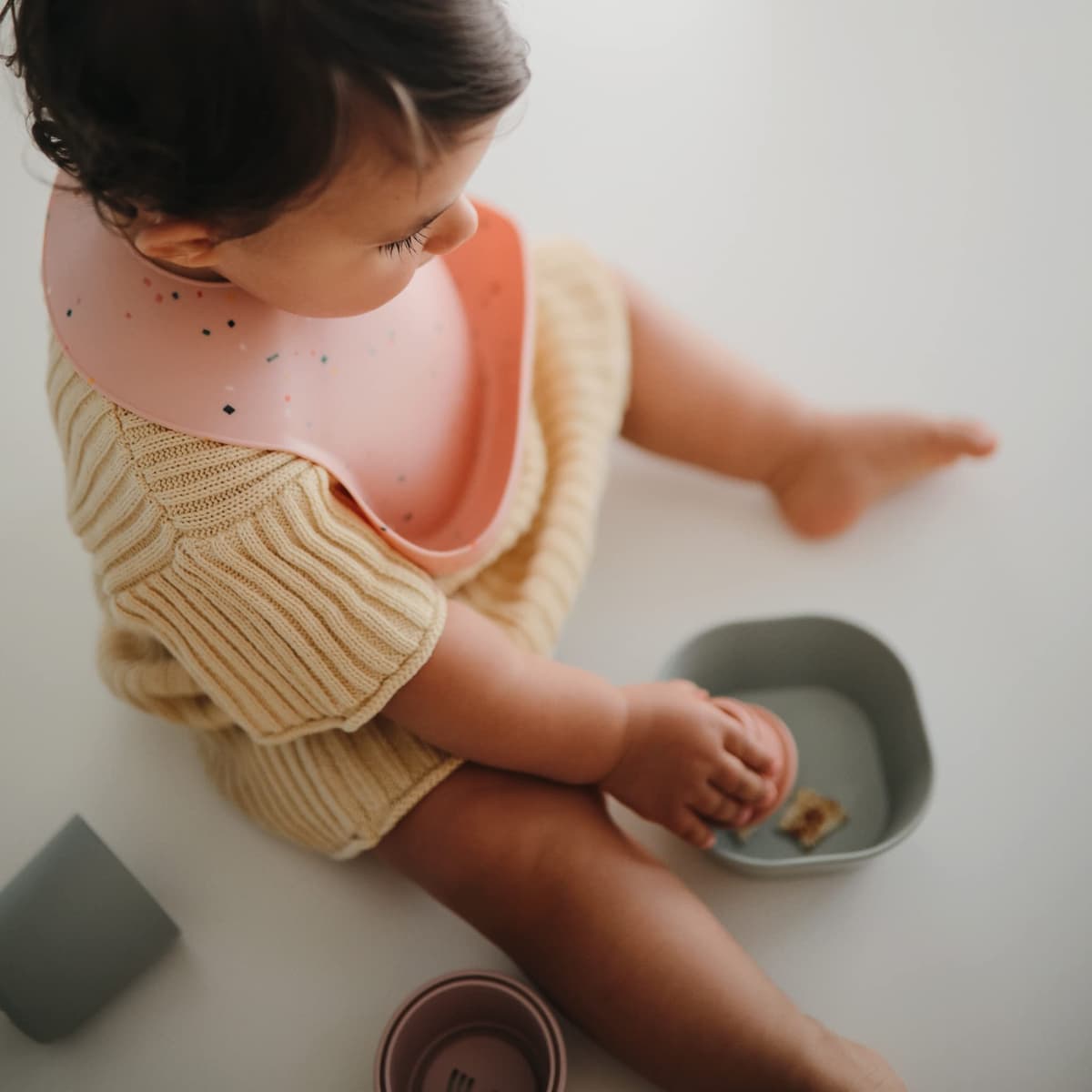 mushie Babero de Silicona para Bebés | Baberos de Alimentación con Bolsillo | Fáciles de Lavar | 4 Tamaños Ajustables | Sin BPA | Accesorio Durable para Niños Pequeños y Niñas | — view 3