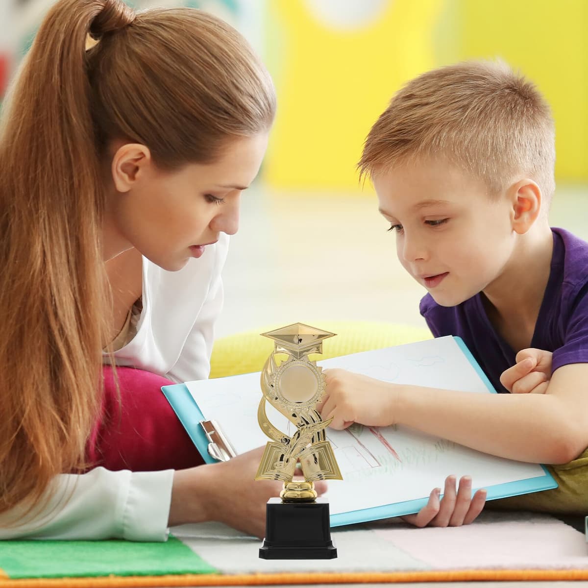 UKCOCO Trofeo de Graduación Infantil Pequeño de Plástico, Modelo de Birrete de 22,5 Cm, Premio para Adecuado para Fiestas Escolares y Decoración de Graduación — view 5