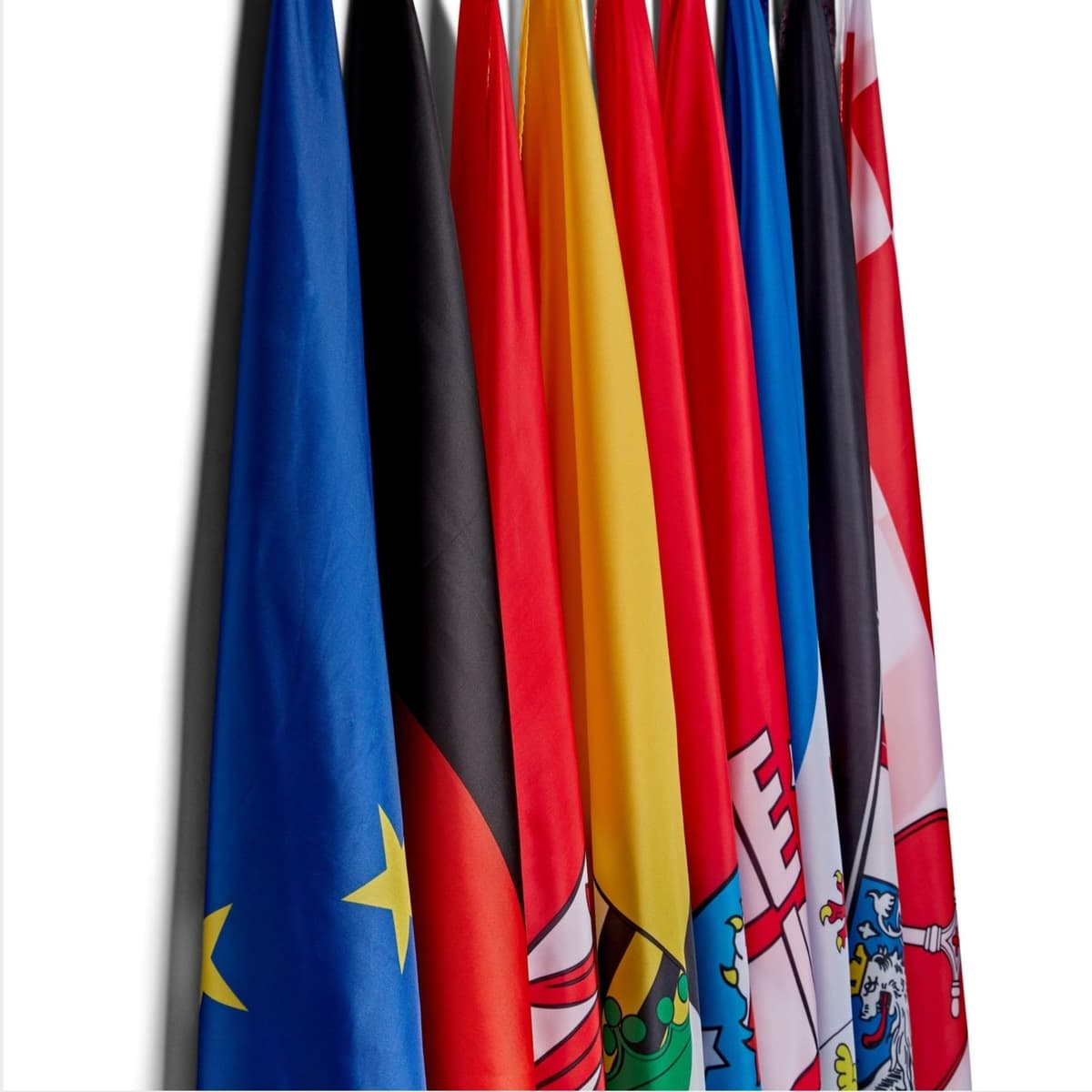 Runesol Cornwall Flag - 91x152cm, 3ft x 5ft, Cornish Flag, 4 Grommets, Eyelet in Every Corner, Premium Quality, Inside & Outside Use, Vivid Colours — view 889
