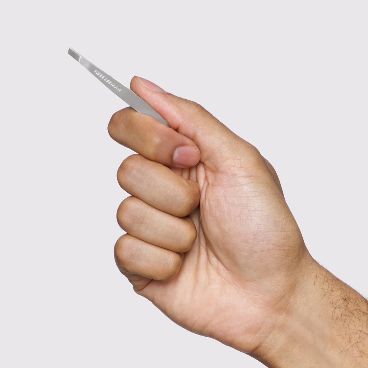 TWEEZERMAN Mini pinza (puntas de precisión inclinadas afiladas a mano, calidad profesional, ergonómica, para cejas, acero inoxidable) — view 5