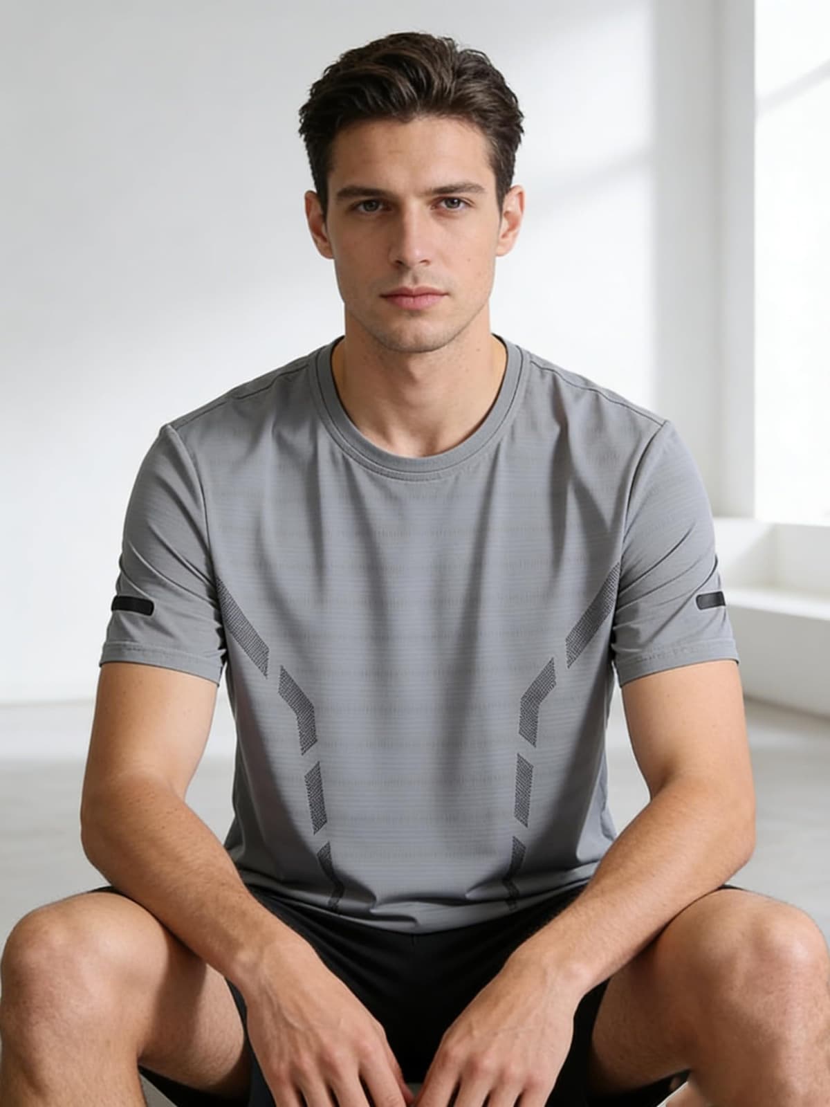 Camiseta de entrenamiento de secado rápido para hombre, transpirable, cuello redondo, manga corta con tira reflectante para gimnasio y correr — view 3