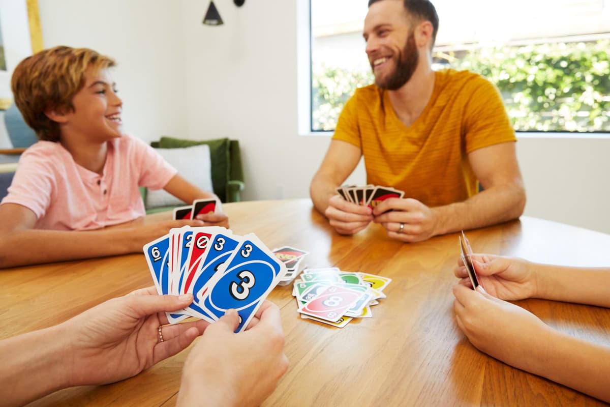 Mattel Games UNO Deluxe en Caja metálica, Juego de 108 Cartas para familias, niños y Adultos, 2-10 Jugadores, Partir de 7 años, (Mattel K0888) — view 2