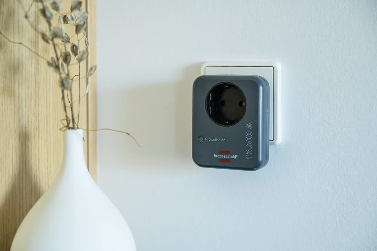 Brennenstuhl adaptador de enchufe con protección contra sobretensiones hasta 13.500A (protector de sobretensión, adaptador para toma de tierra, enchufe de protección antirayos) antracita — view 3