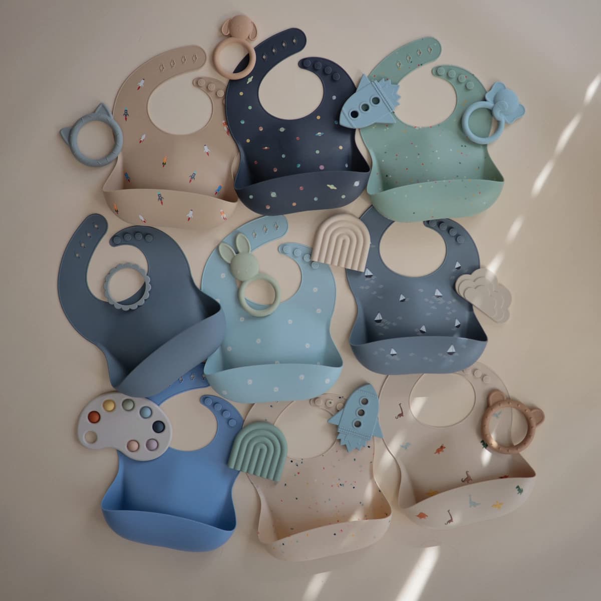 mushie Babero de Silicona para Bebés | Baberos de Alimentación con Bolsillo | Fáciles de Lavar | 4 Tamaños Ajustables | Sin BPA | Accesorio Durable para Niños Pequeños y Niñas | — view 7