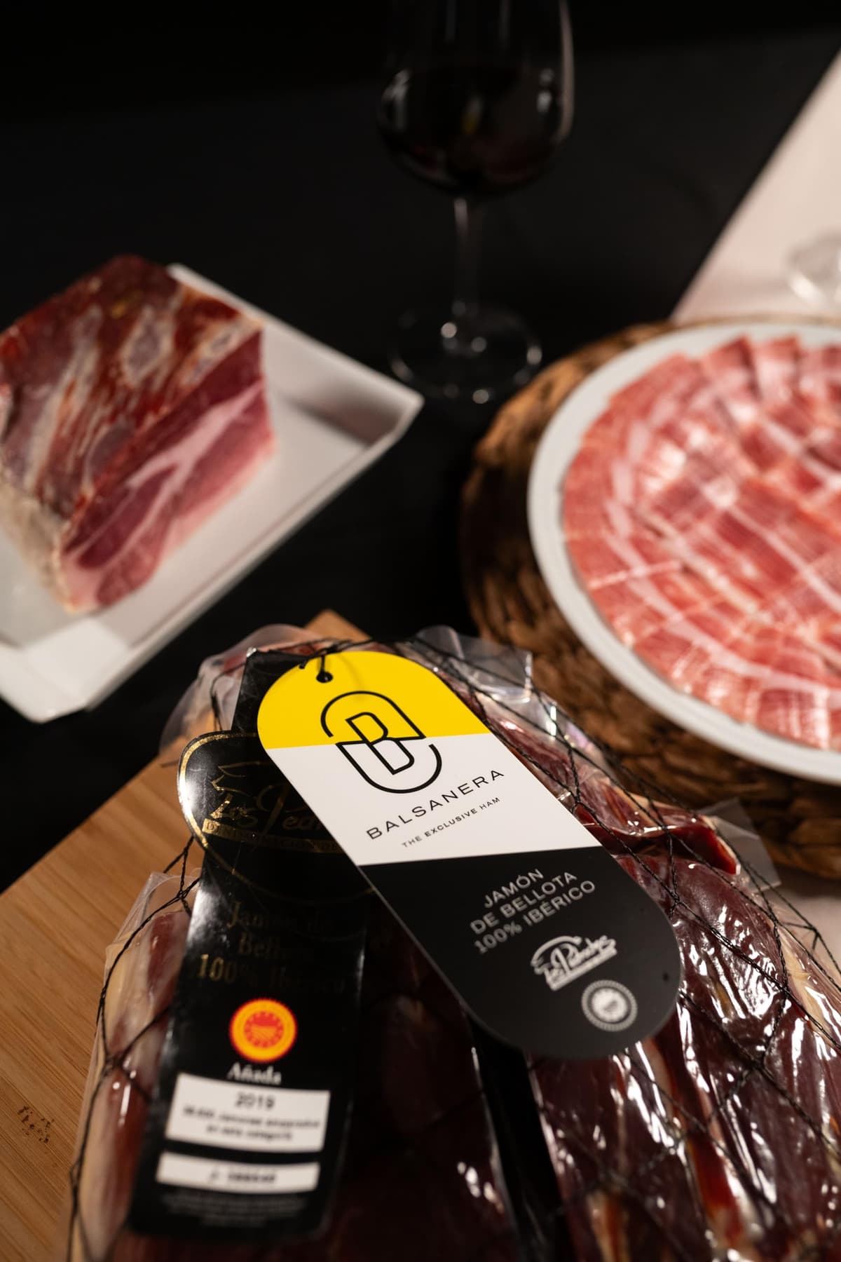 Balsanera Ibérico - Paleta Deshuesada de Bellota 100% D.O. Los Pedroches | Peso aproximado de 2 Kg | Curación de 20 a 30 meses | Presentado al vacío en 4 trozos + huesos al vacío — view 3