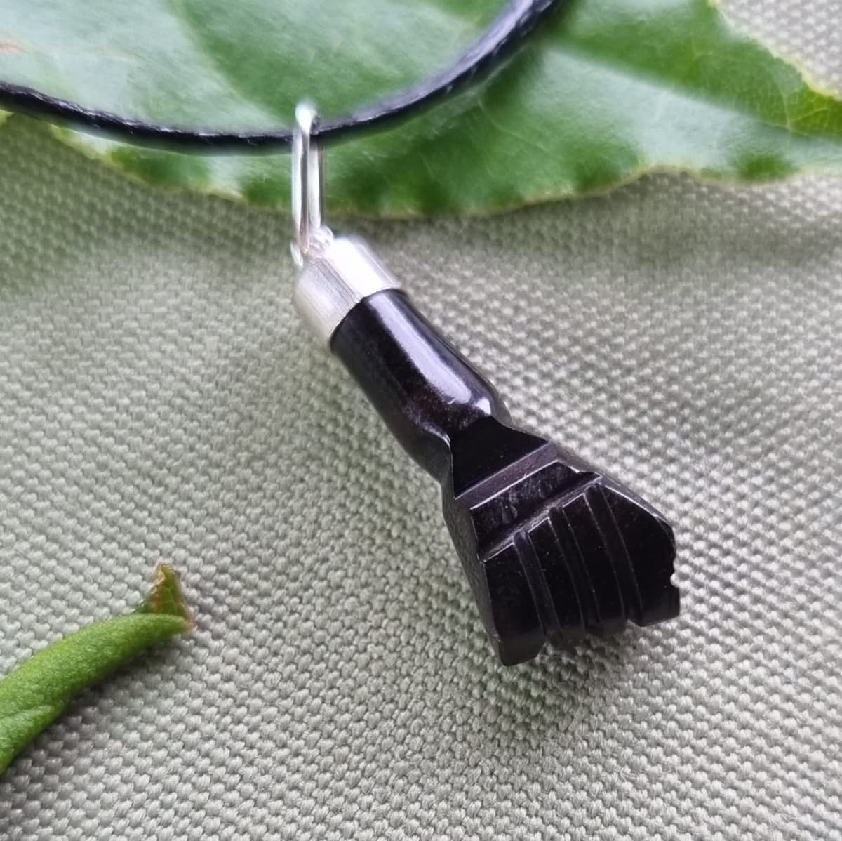 Mano puño de azabache asturiano AUTÉNTICO mal de ojo - incluye cordón, casquillo plata de ley — view 3