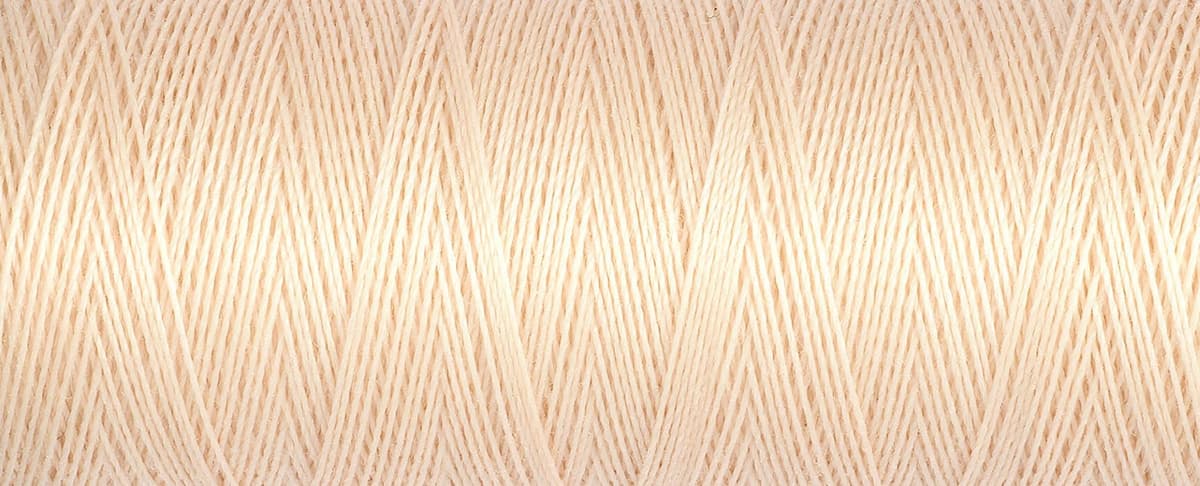 Gütermann G723860-369 Polyester Sewing Thread 369 Red 100m — view 2