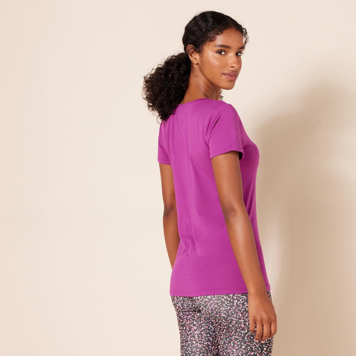 Amazon Essentials Mujer Camiseta Elástica de Secado Rápido, Manga Corta y Cuello en V (Hay Tallas Grandes) — view 4