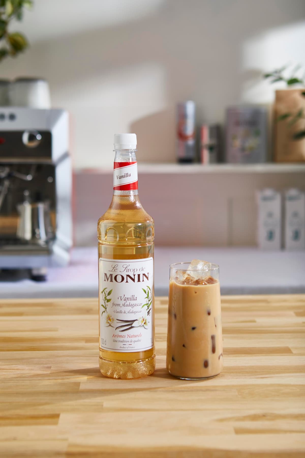 Monin Premium Vanilla Syrup 1L For Coffee And Cocktails. Vegan-Friendly, Allergen-Free, 100 Percent Natural Flavours And Colourings — view 4